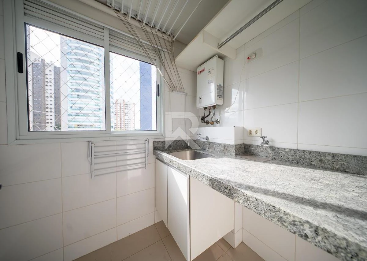 192 m² apartment with floor-to-ceiling windows and a bathtub — photo 9