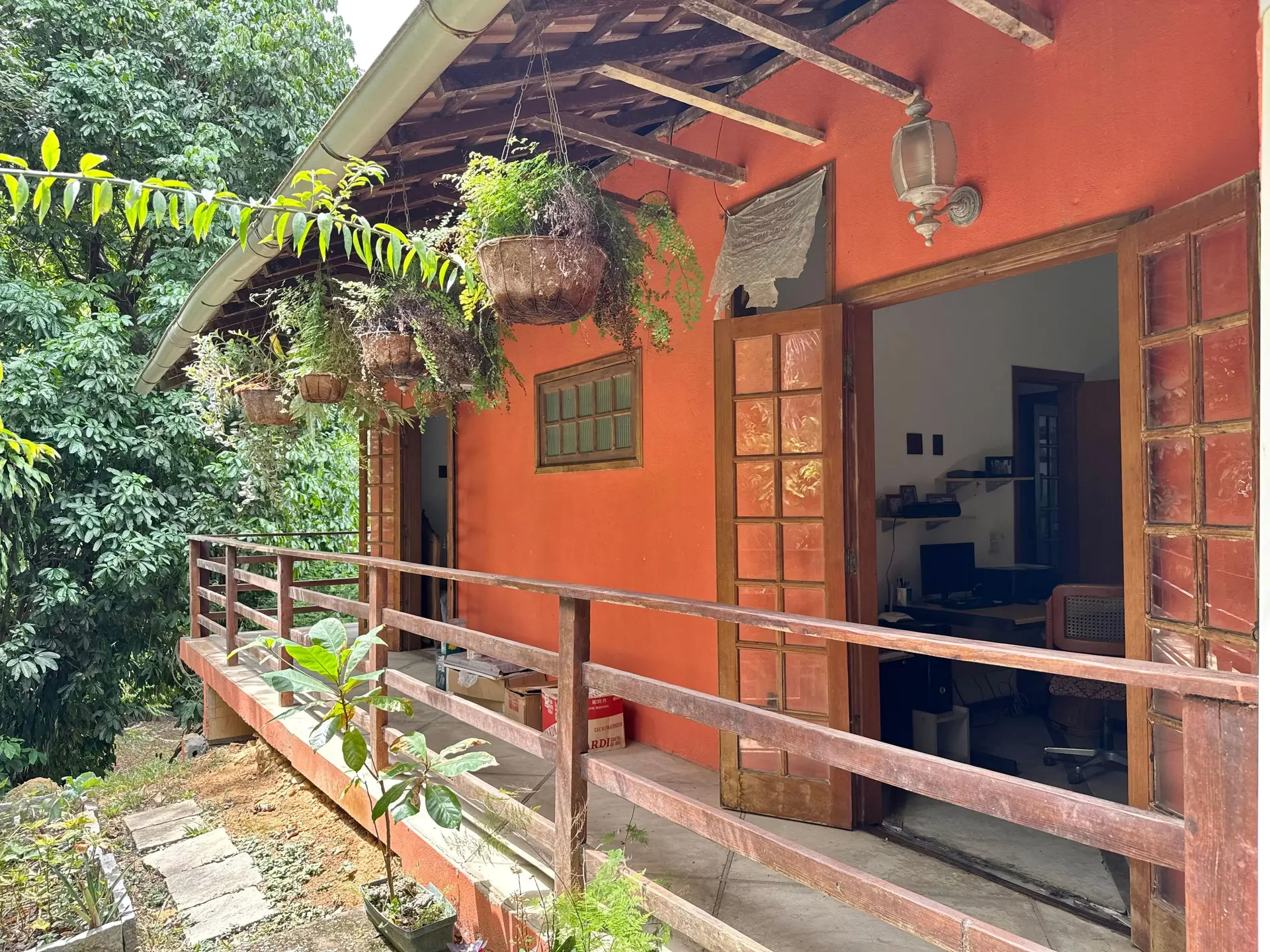 Casa mobiliada com 5 quartos e escritório no imóvel