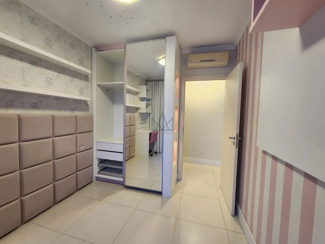 4-bedroom apartment in a building with a gym — photo 16