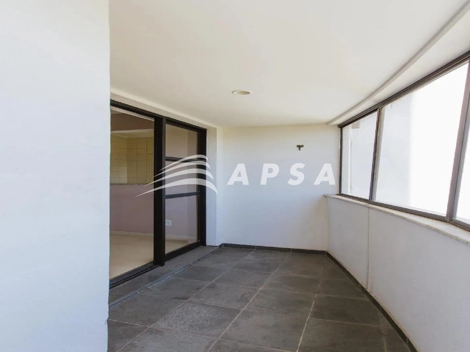 Unfurnished 2-bedroom apartment with a private BBQ — photo 9