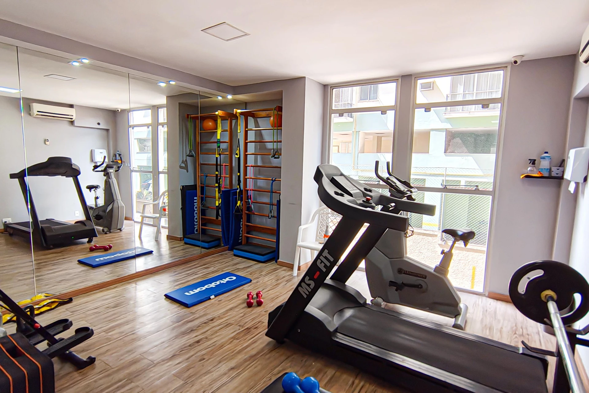 3-bedroom apartment in a building with a gym — photo 36