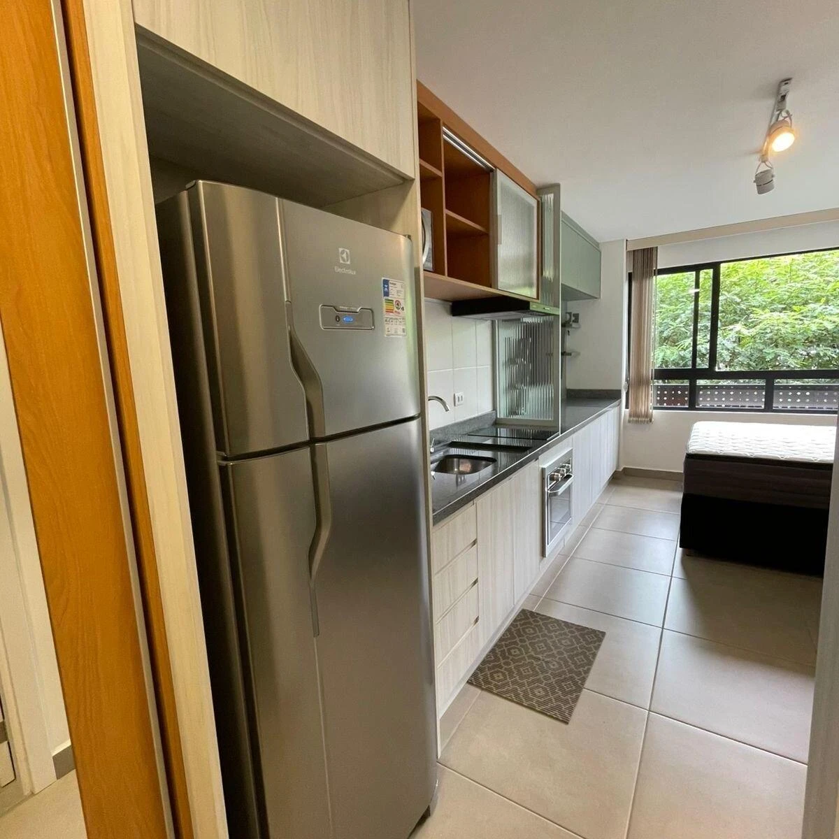 One-bedroom apartment with a dryer — photo 3