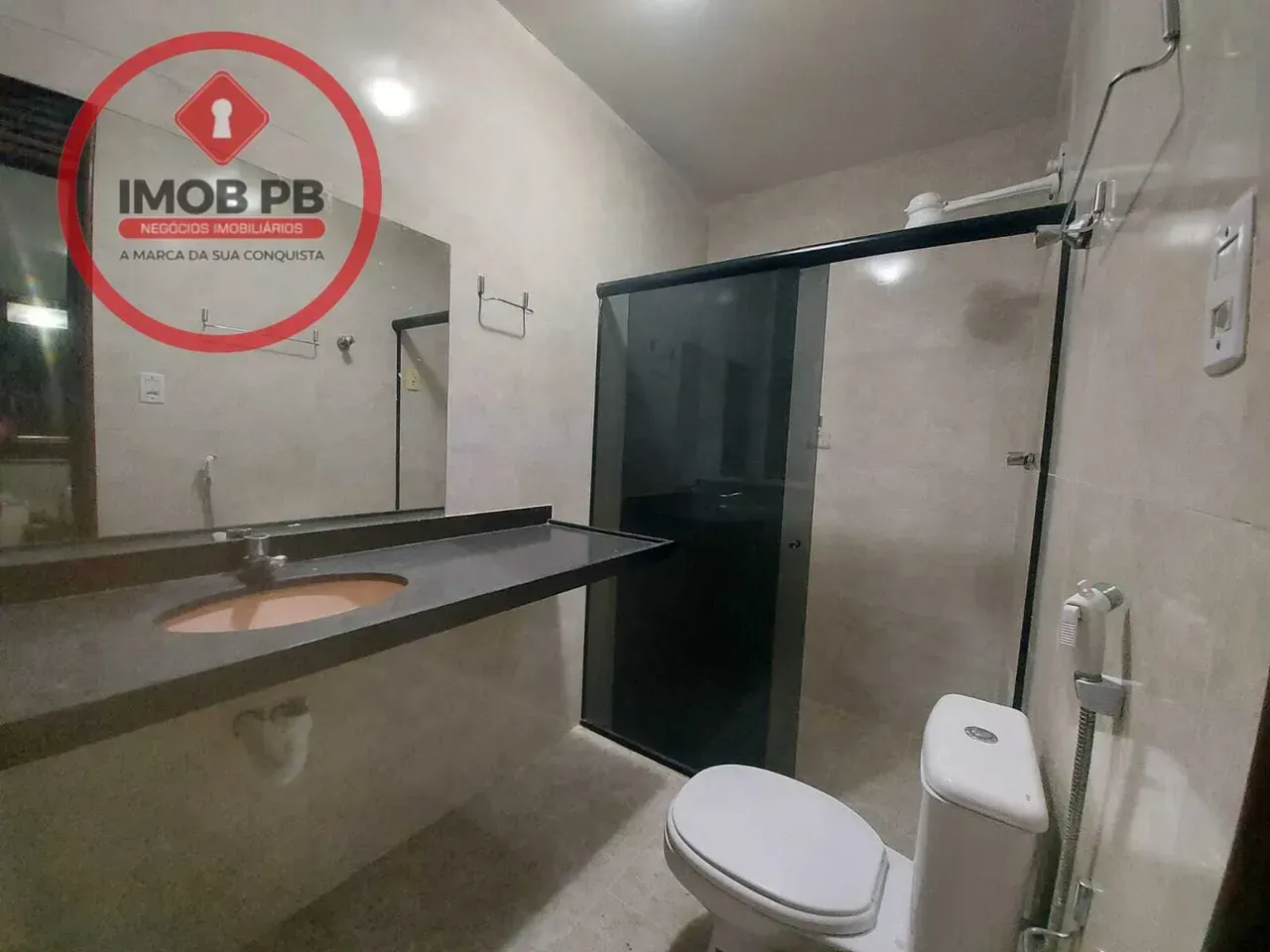 Furnished 5 en-suite bedroom house with private BBQ
