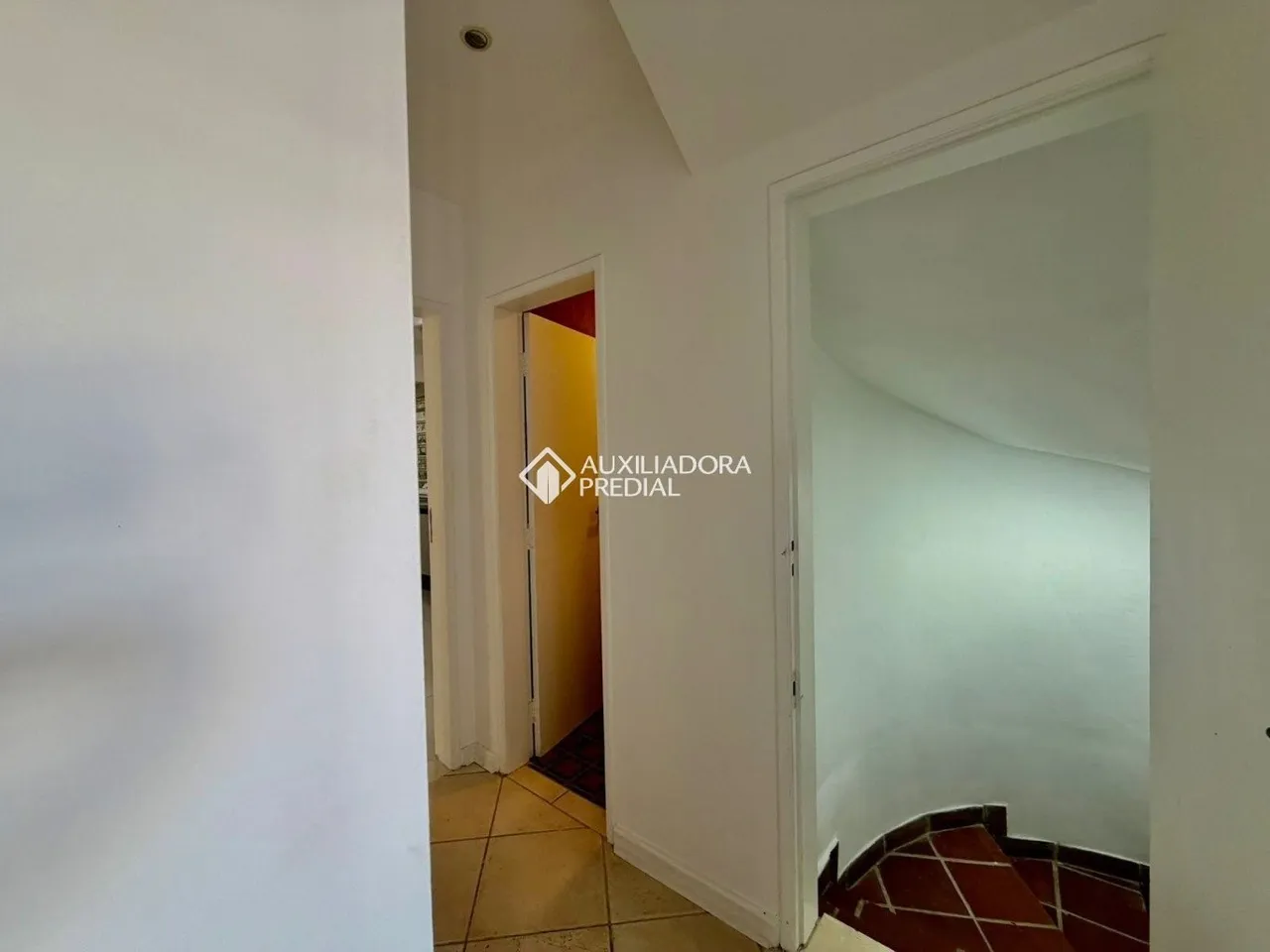 Робоче місце та 5 спалень: будинок 320 м² — photo 18