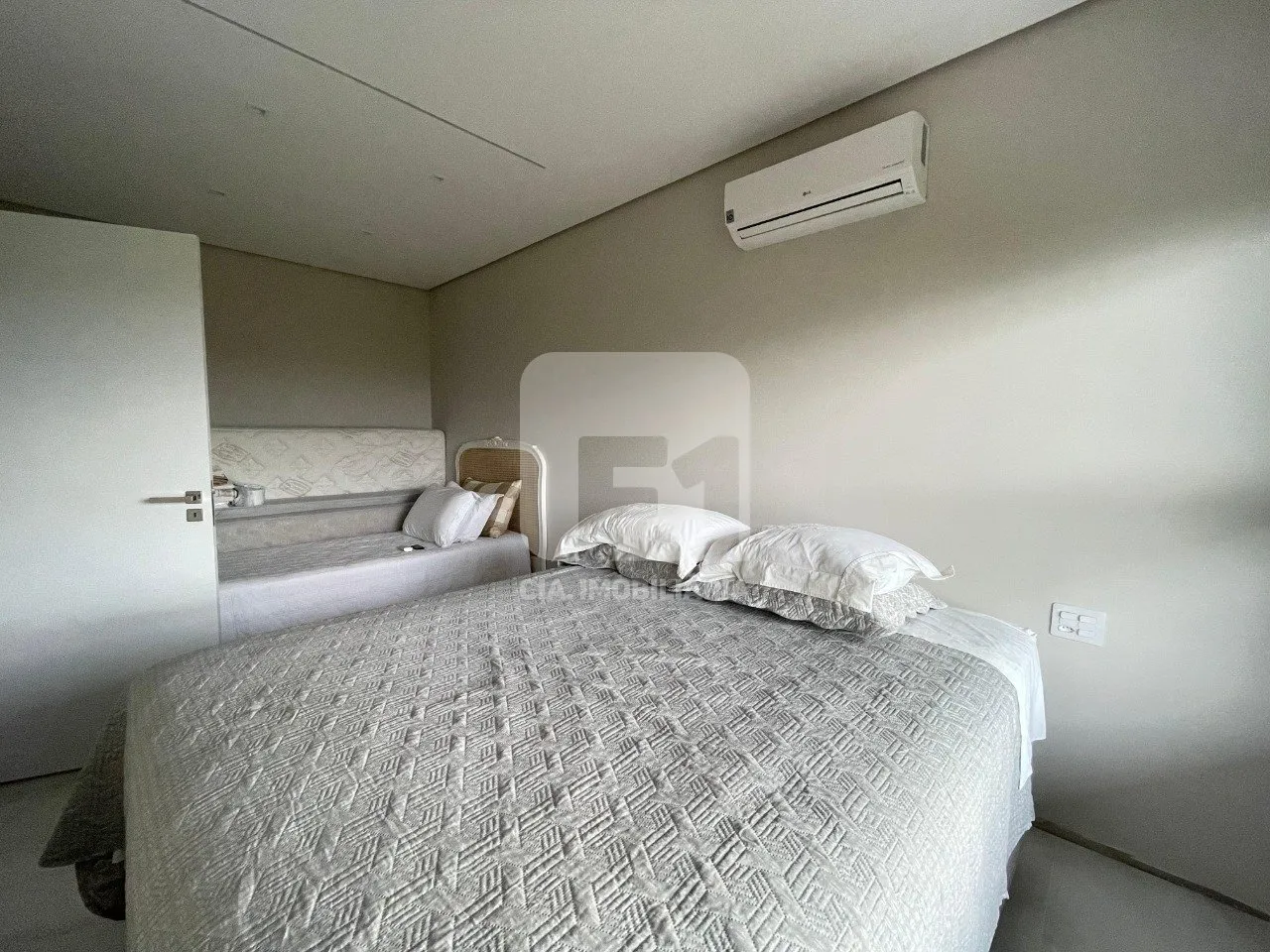 Furnished duplex penthouse with 2 bedrooms — photo 27