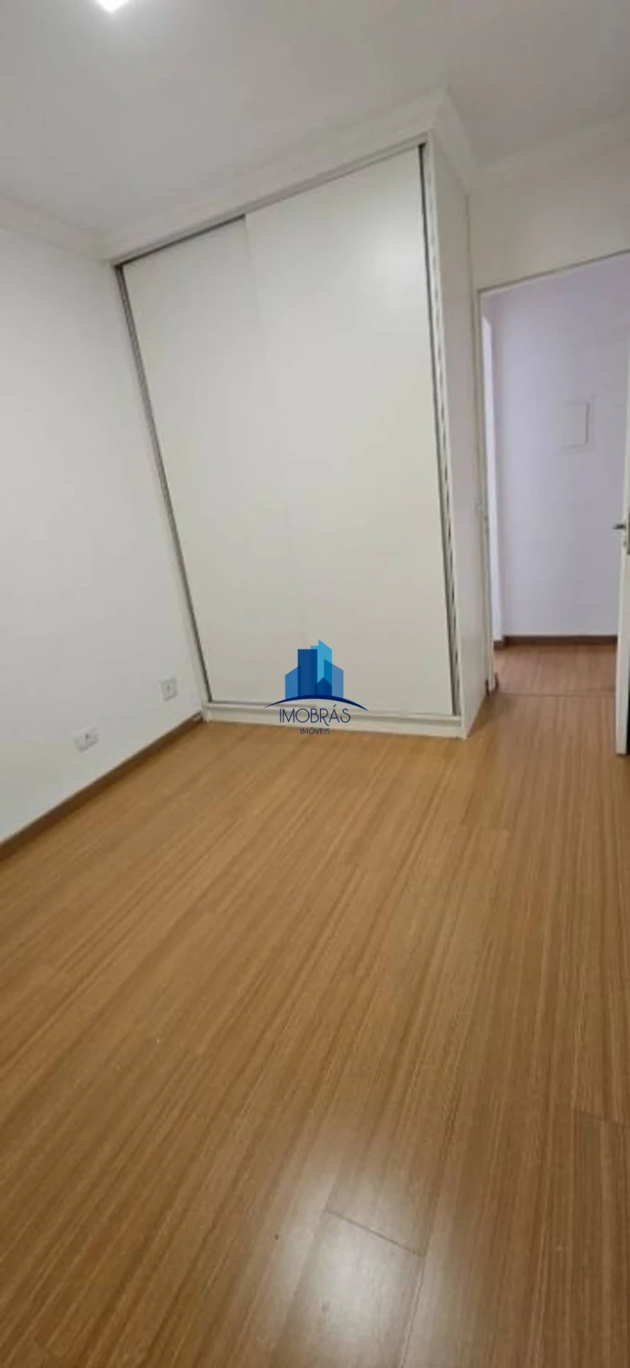 Wood or laminate floors in a one-bedroom apartment, 35 m² — photo 7
