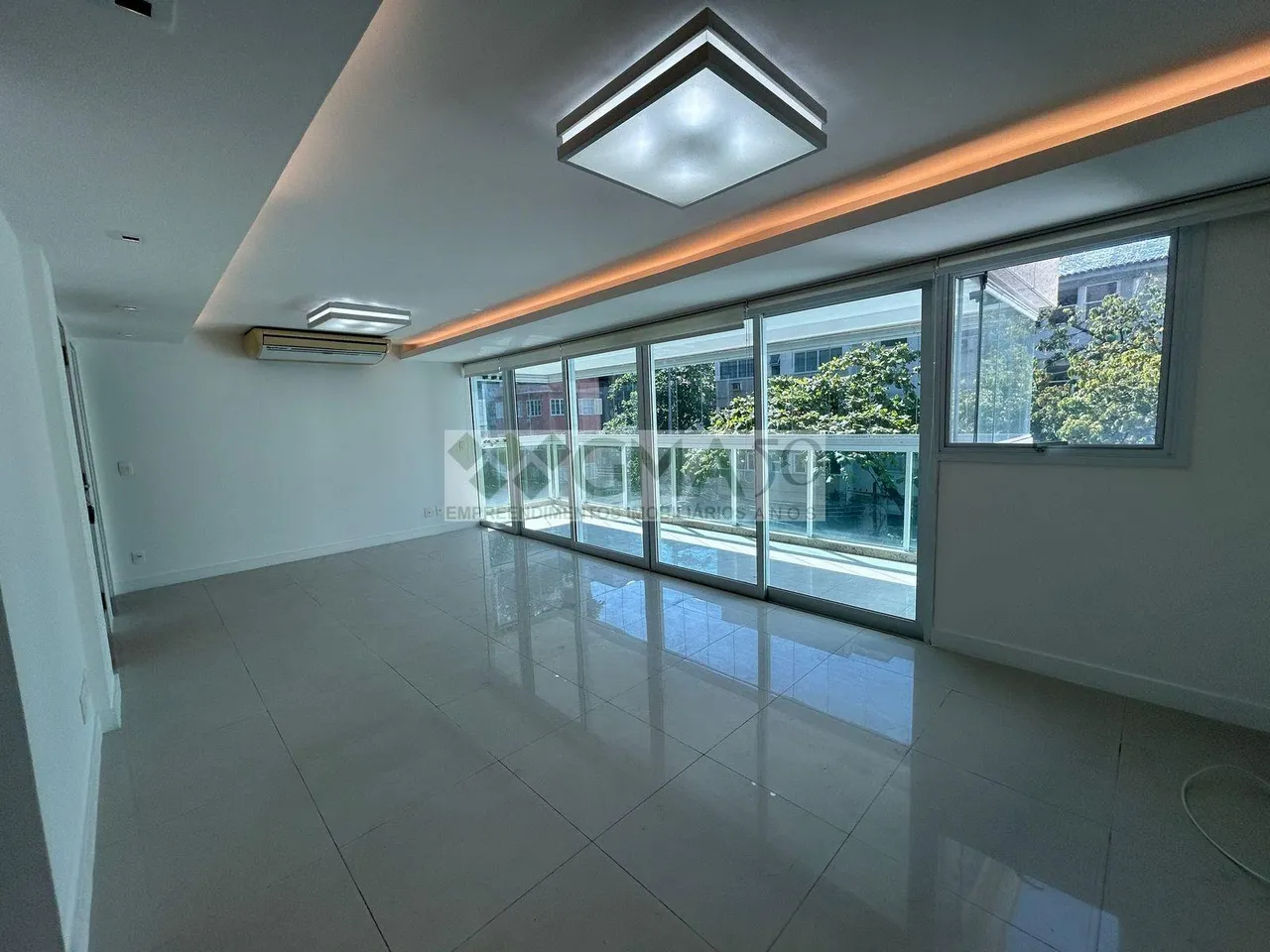Apartamento com 4 quartos e 5 banheiros com vaga