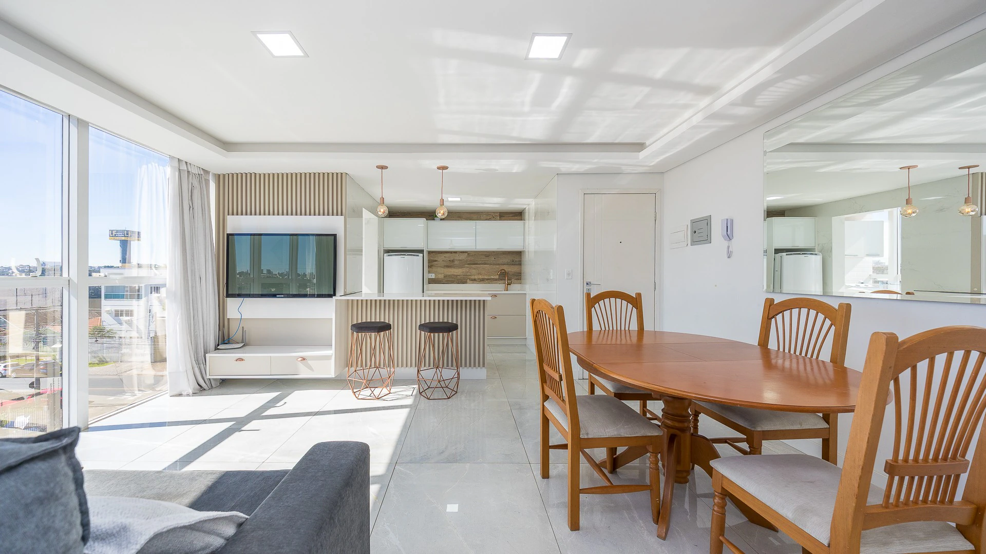 Furnished apartment with 2 bedrooms and open-plan kitchen — photo 3