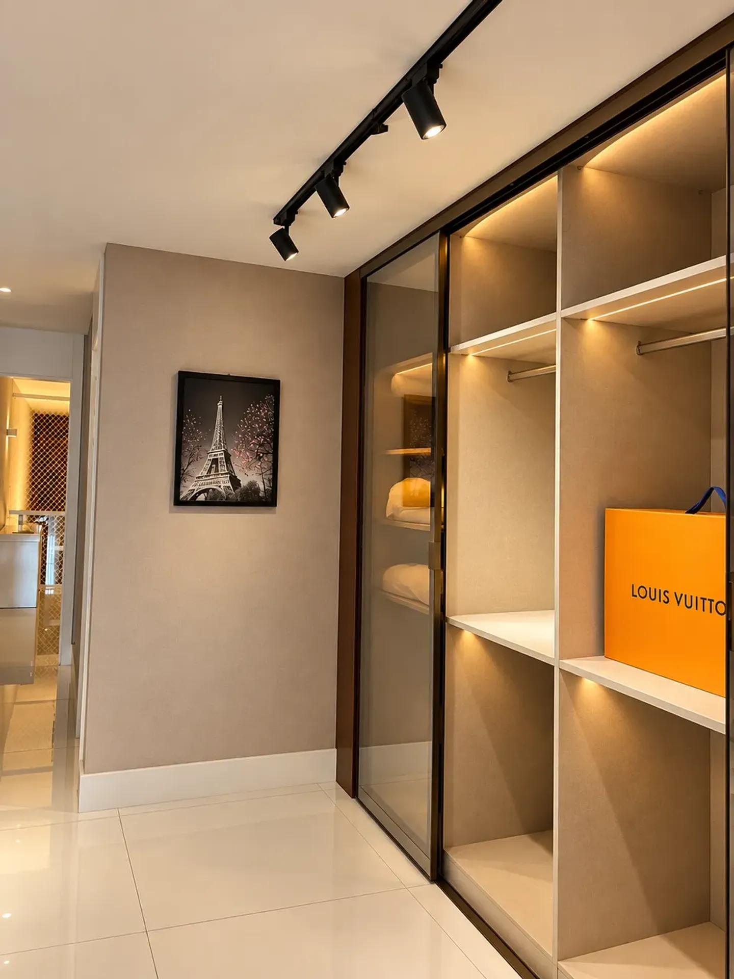 Furnished house, 980 m², with floor-to-ceiling windows — photo 11