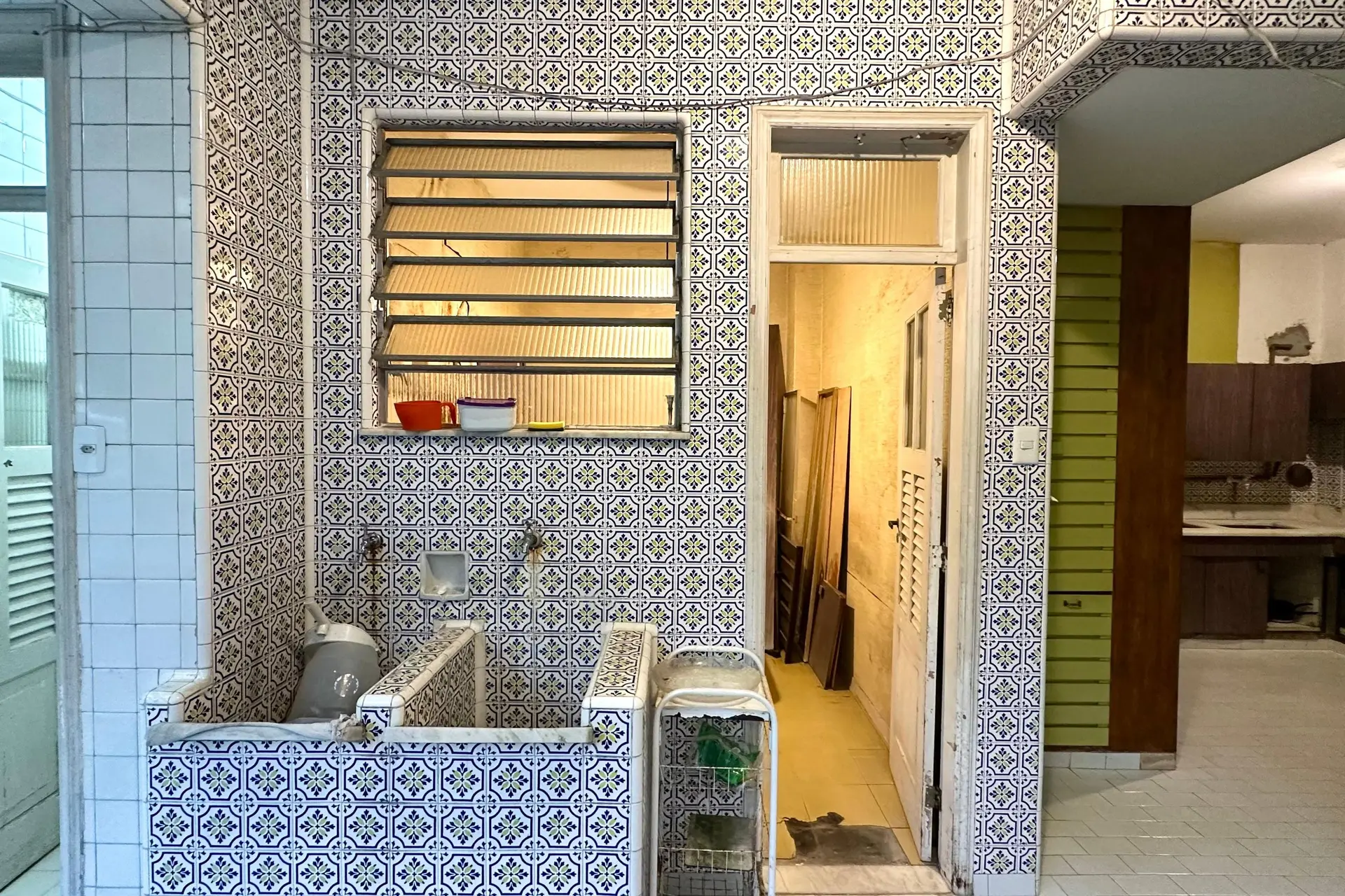 Bathtub in a 4-bedroom apartment, 290 m² — photo 48