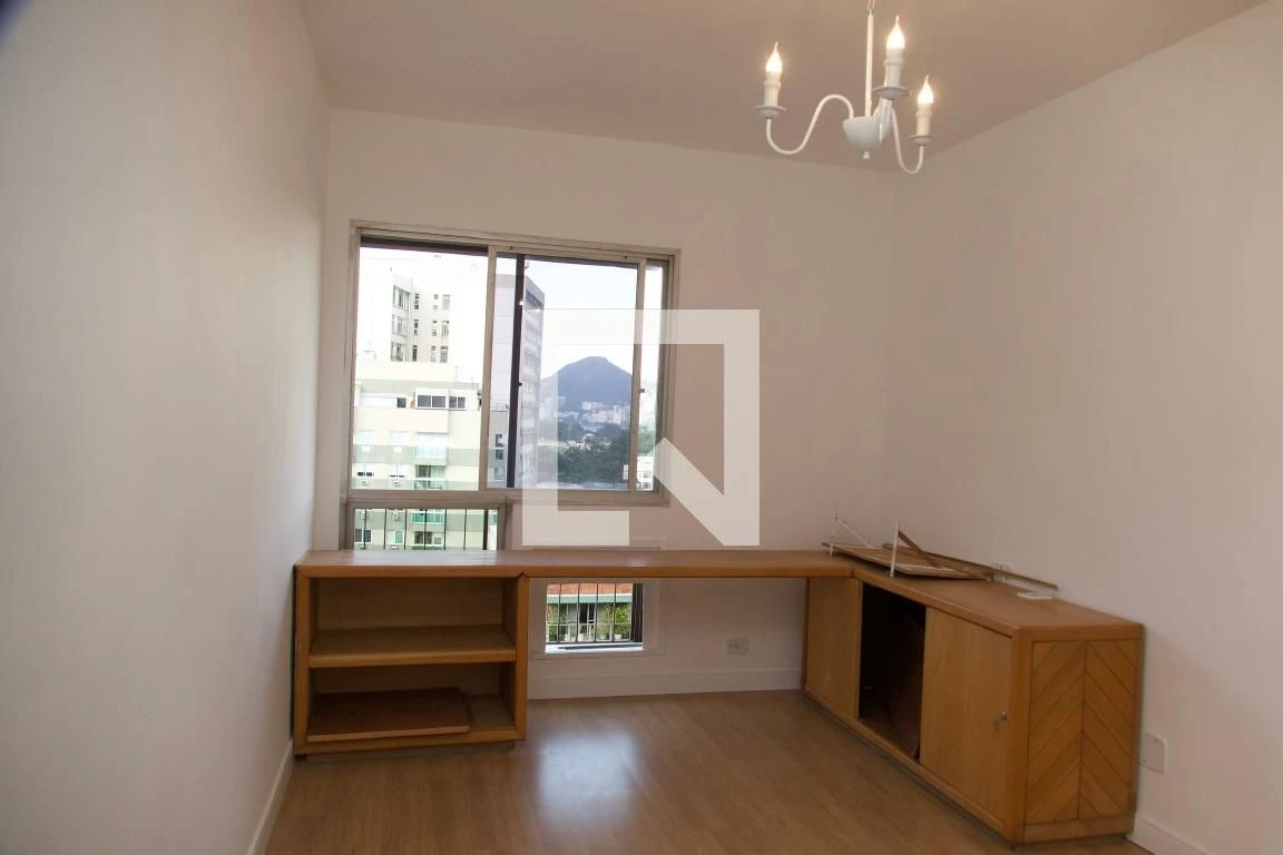 1-bedroom apartment with enclosed kitchen and balcony — photo 23