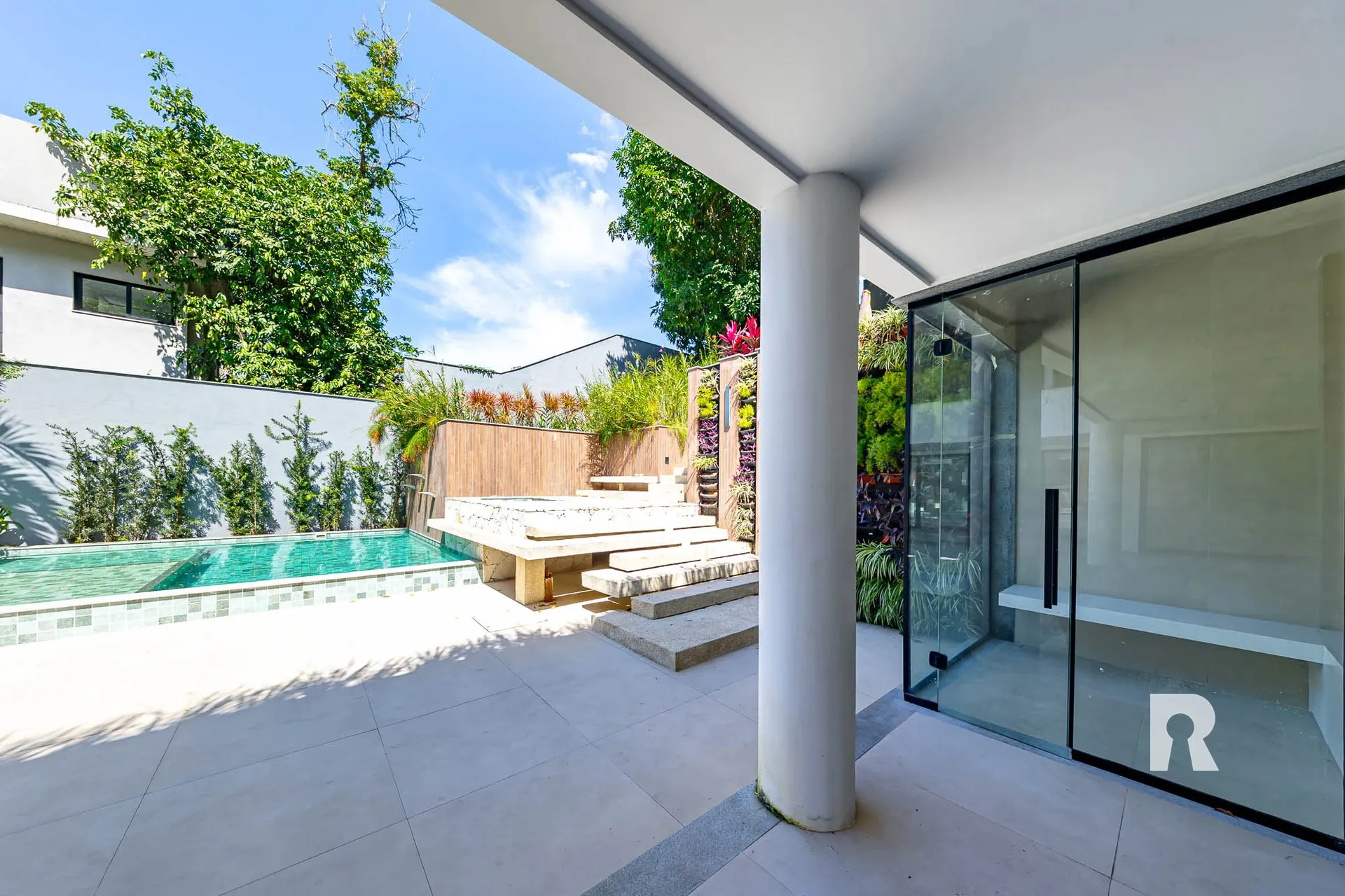 Casa moderna de 5 suítes com 7 banheiros e 2 vagas — photo 7