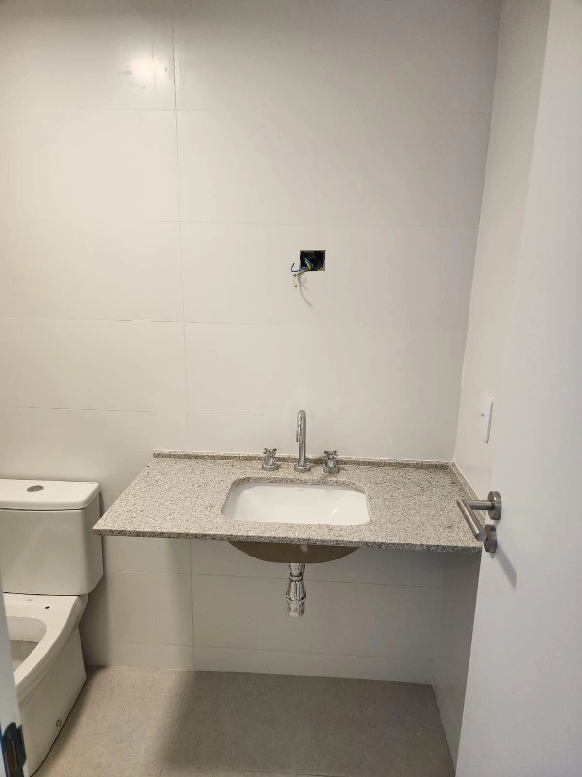 Unfurnished studio with open-plan kitchen and air conditioning — photo 5
