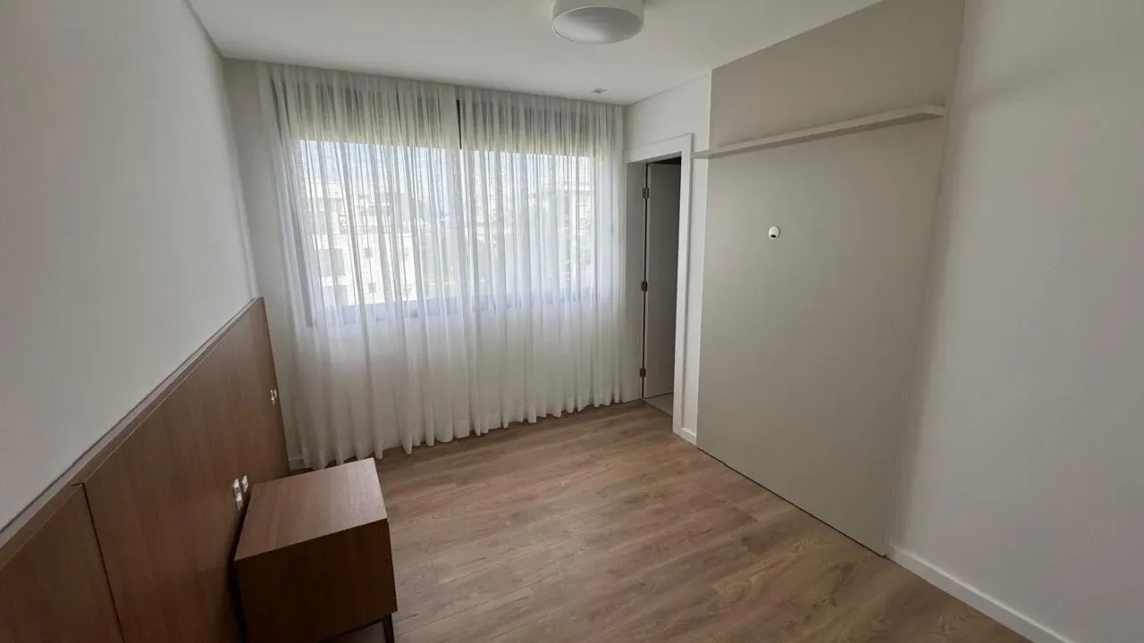 Walk-in closet in a 3-bedroom apartment, 136 m² — photo 26