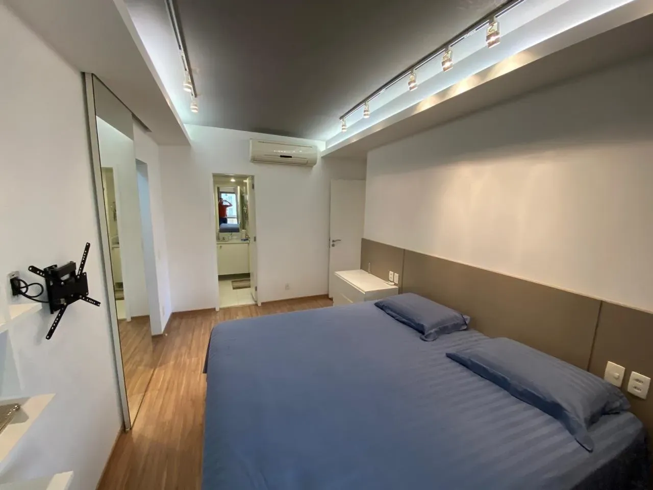 Apartment on the 13th floor with a glass-enclosed balcony — photo 5