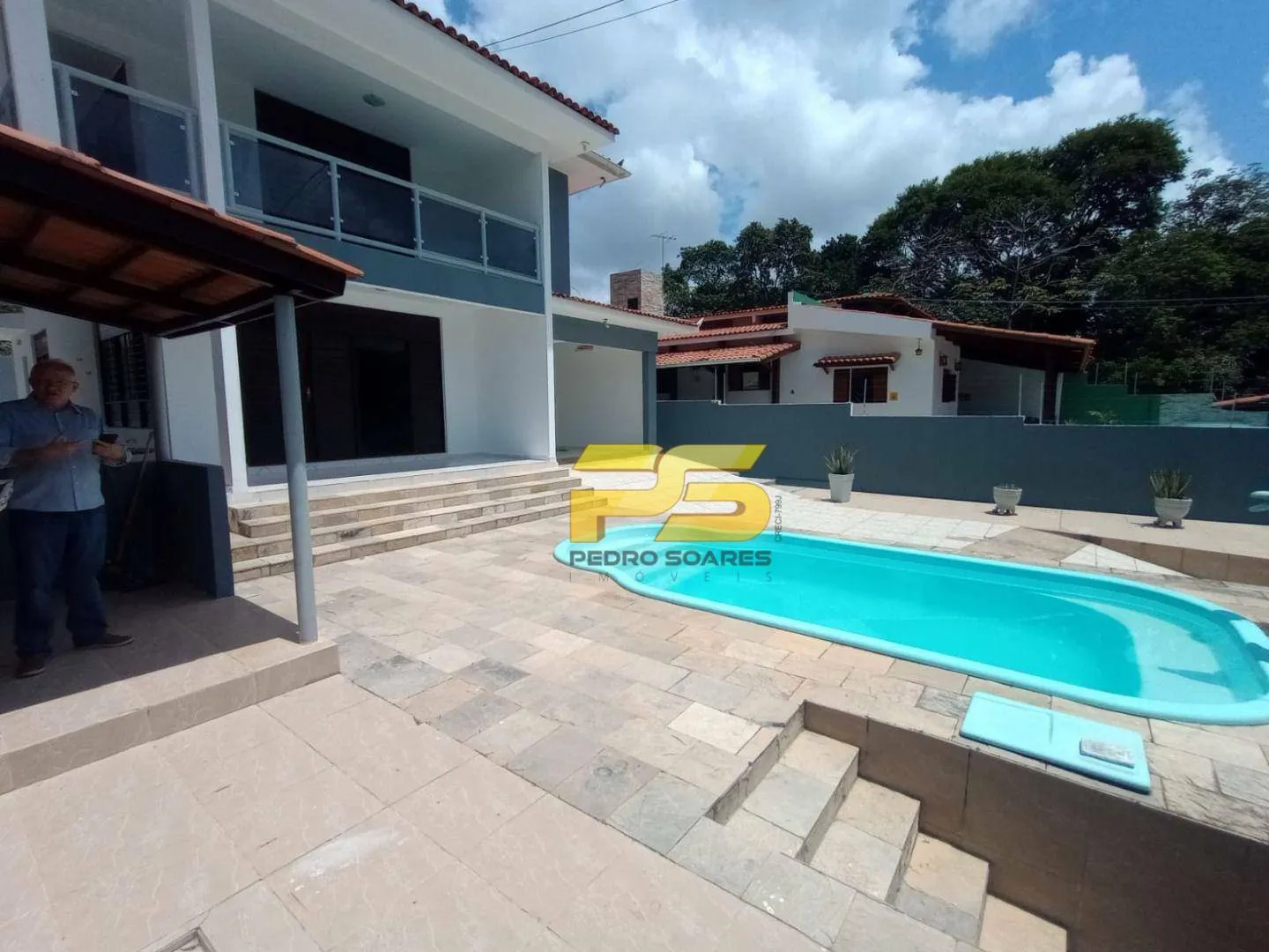 House with 5 bedrooms and 3 en-suite baths, 250 m² — photo 2
