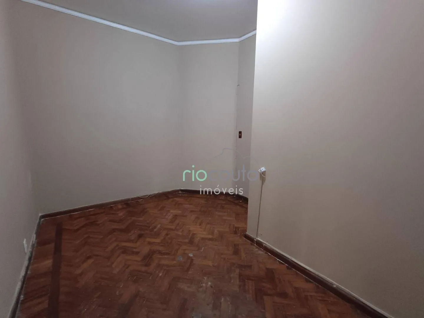 Apartamento com 3 dormitórios e piso de madeira — photo 21
