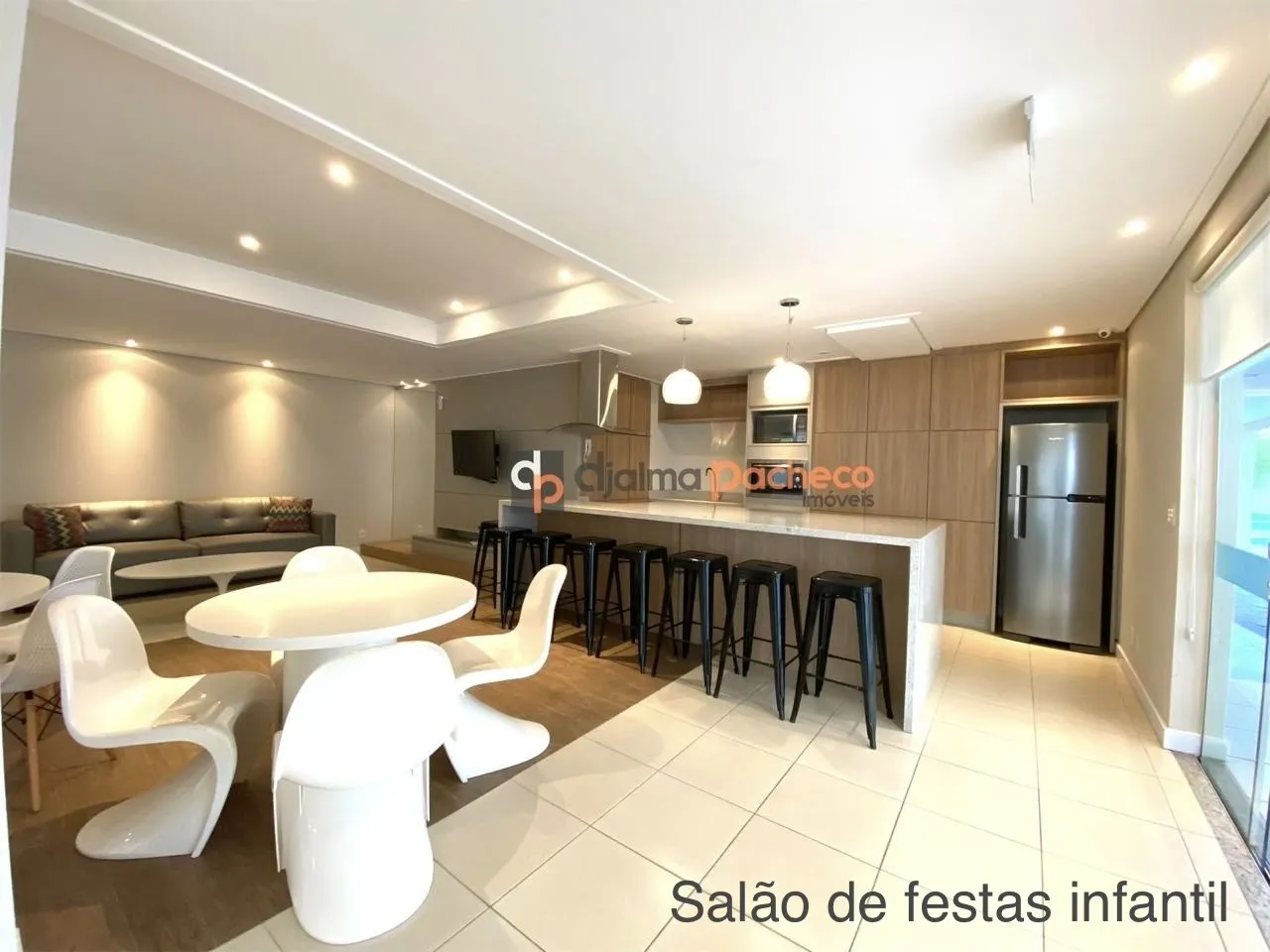 Balcony with a grill in a 2-bedroom apartment, 69 m² — photo 38