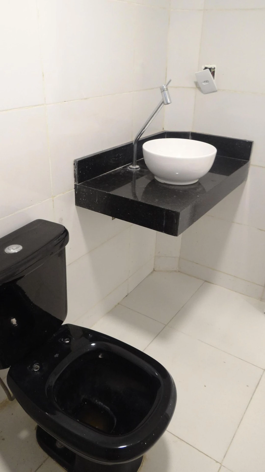 Casa de 384 m² com janelas do piso ao teto e varanda gourmet — photo 54