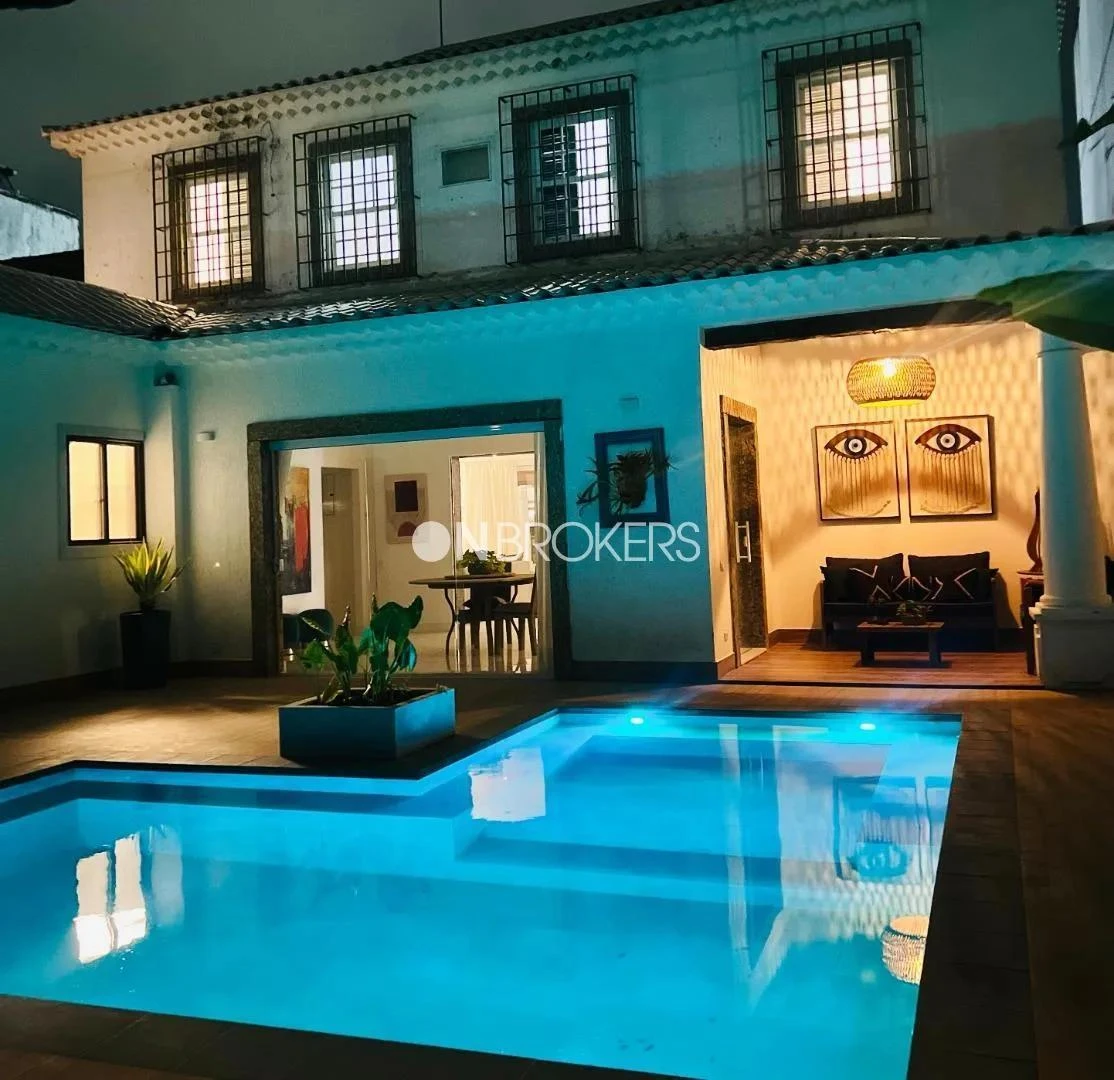 House, 800 m², with a grill on the balcony — photo 19