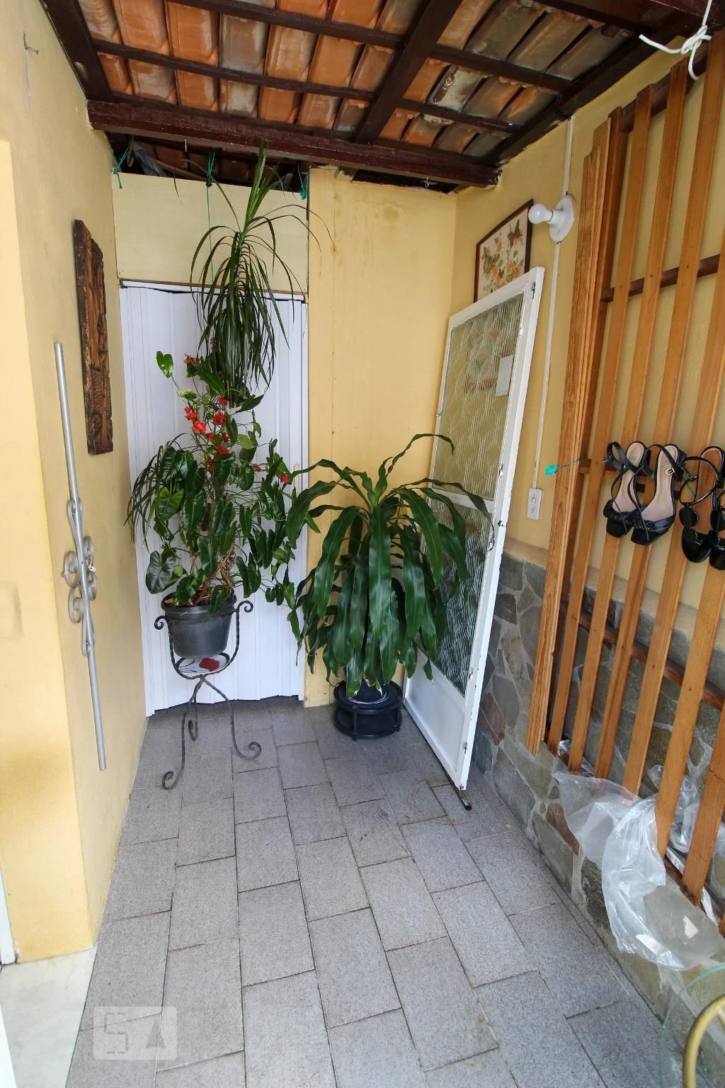 Furnished 2-bedroom apartment with balcony and laundry area — photo 23