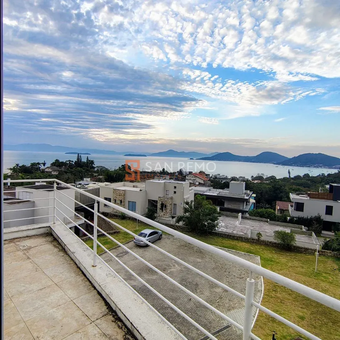 House with 3 bedrooms and 2 baths, 4 parking spots and 718 m²