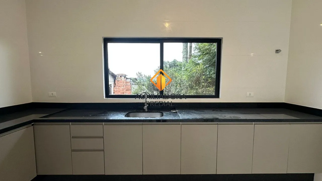 Casa com 3 dormitórios e varanda