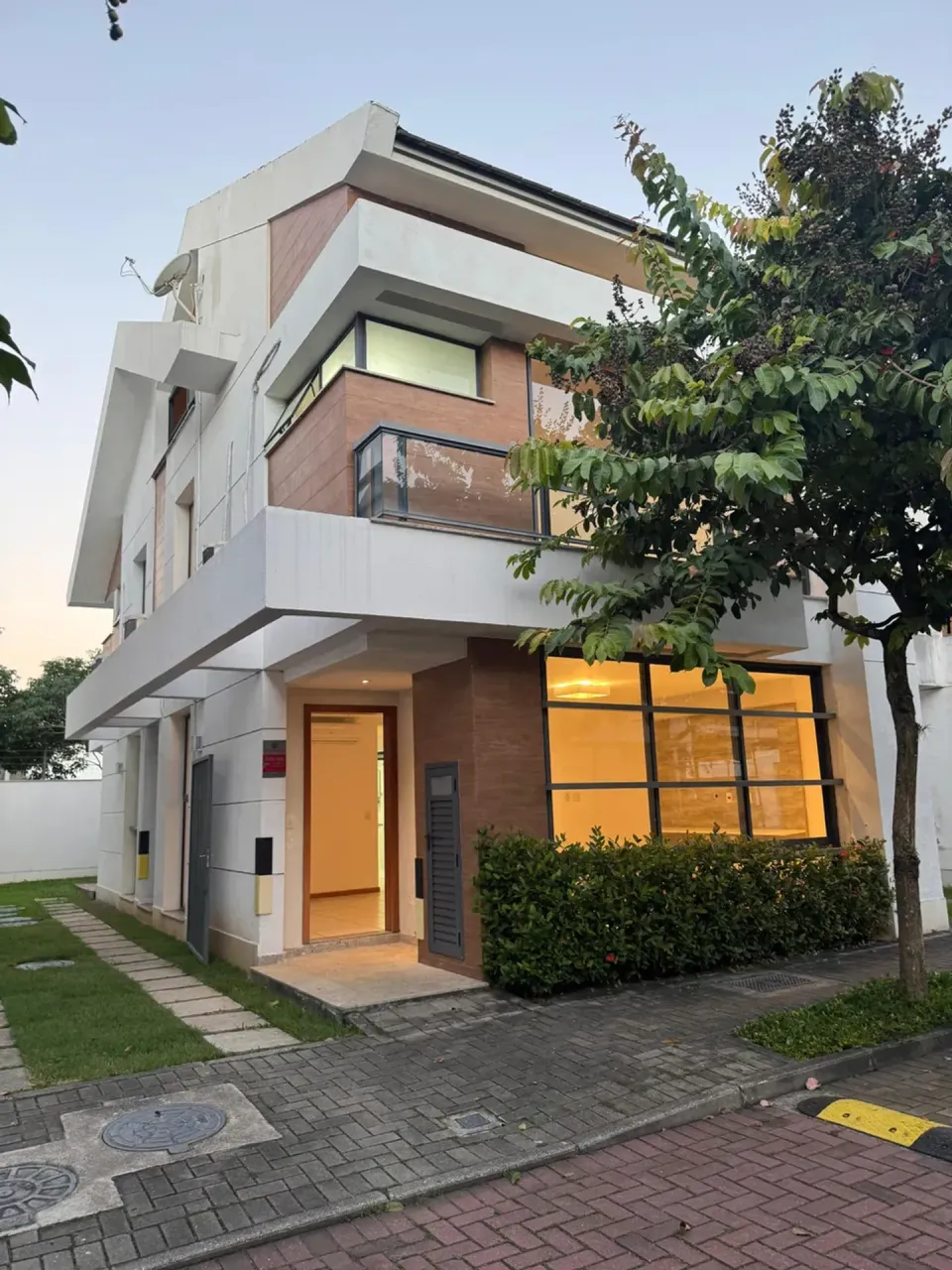 House with 4 bedrooms and 5 bathrooms, balcony grill — photo 3