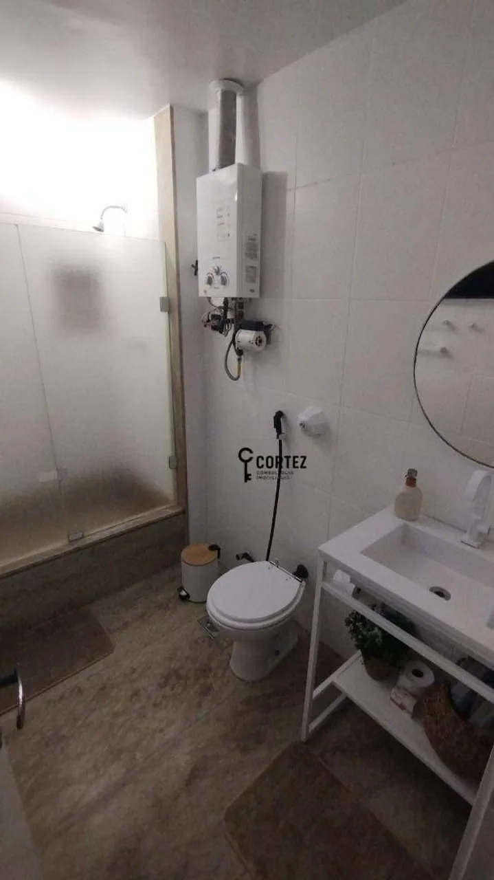 3-bedroom apartment with glass shower enclosures — photo 18