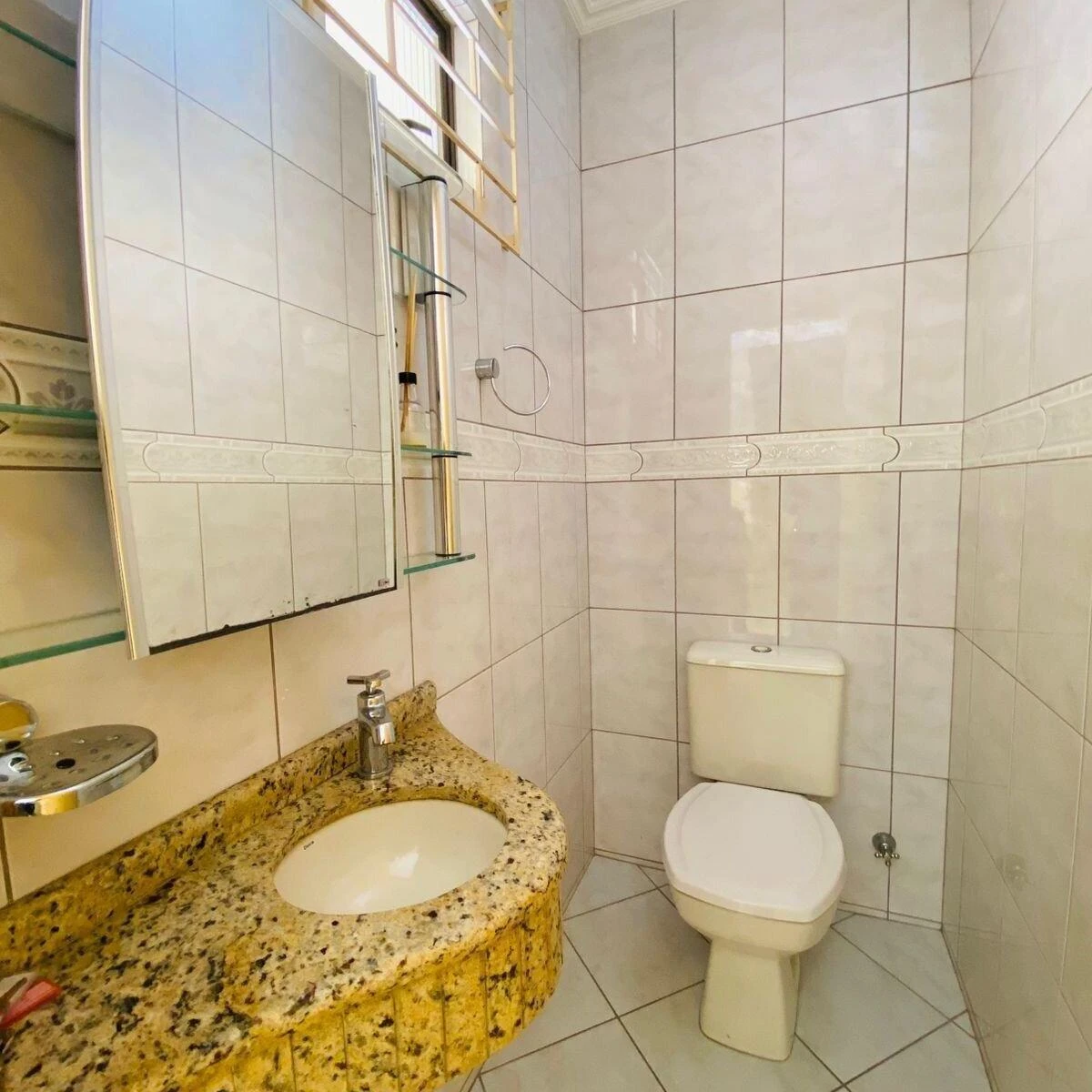 3-bedroom house with a glass-enclosed balcony in Curitiba — photo 22