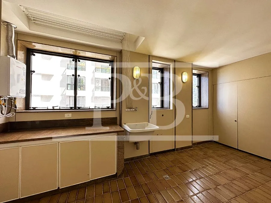 Квартира з 4 спальнями та балконом 410 м² — photo 38