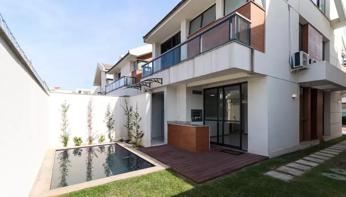 Private pool in a 4-bedroom house, 220 m² — photo 26