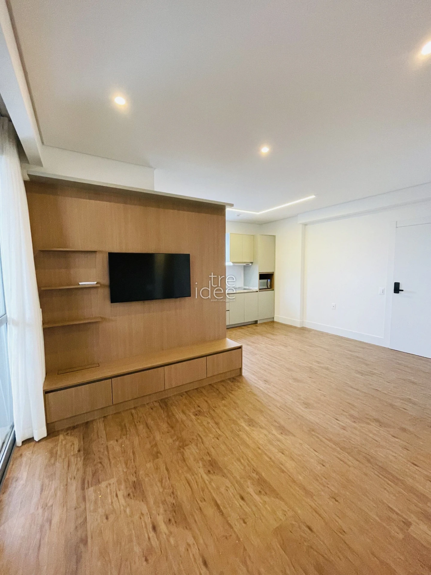 Furnished apartment, 80 m², with floor-to-ceiling windows — photo 24
