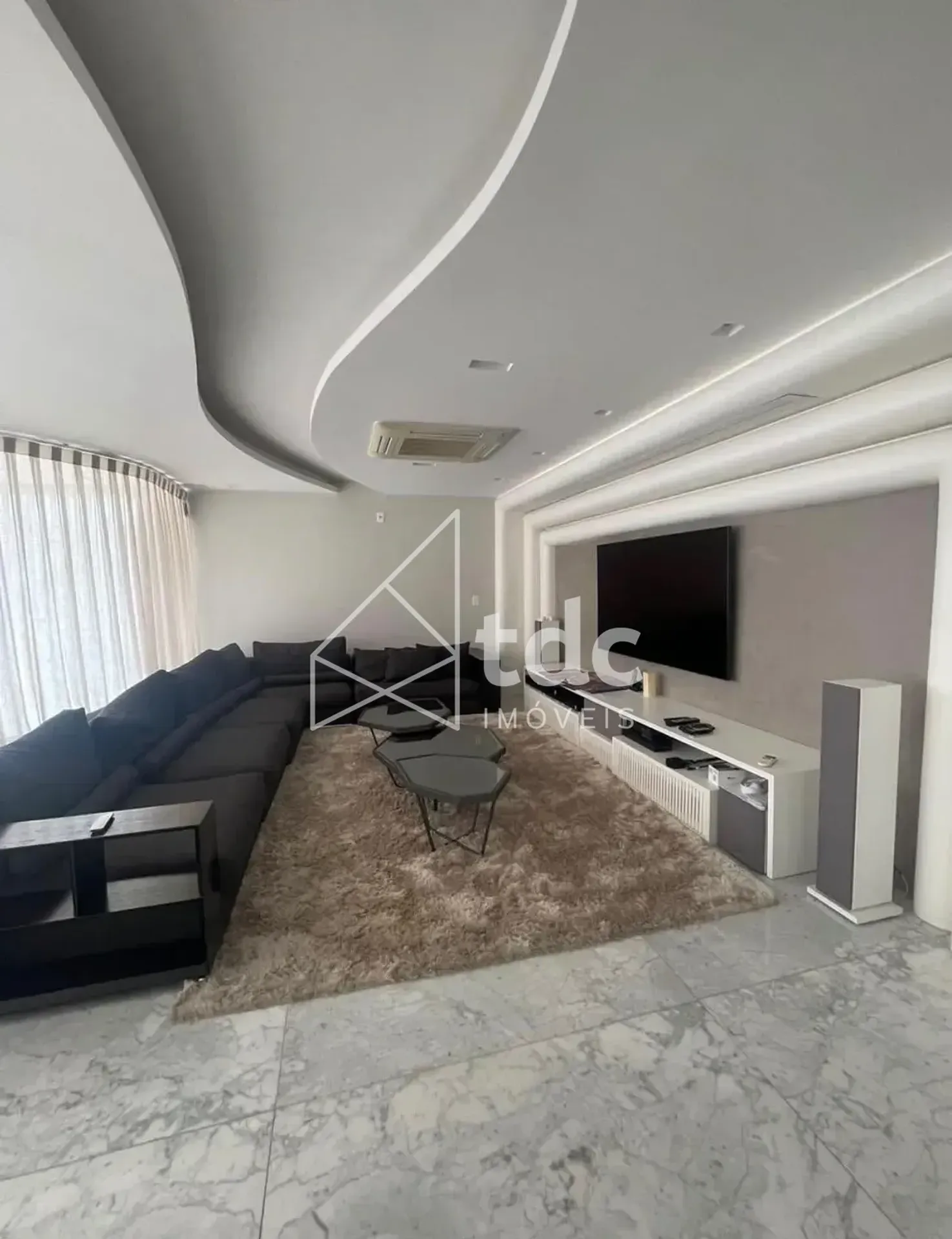 Bathtub in a 5-bedroom house, 900 m² — photo 4