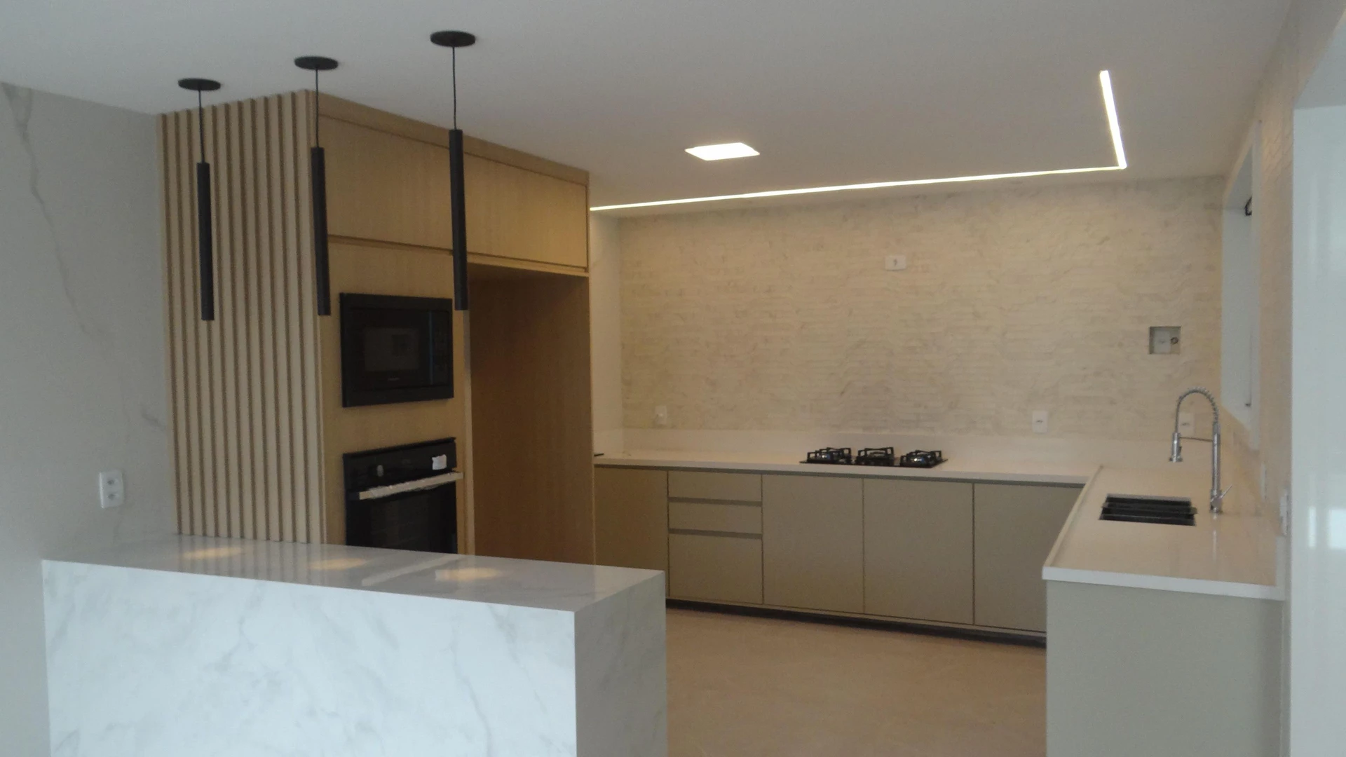 Casa de 384 m² com janelas do piso ao teto e varanda gourmet