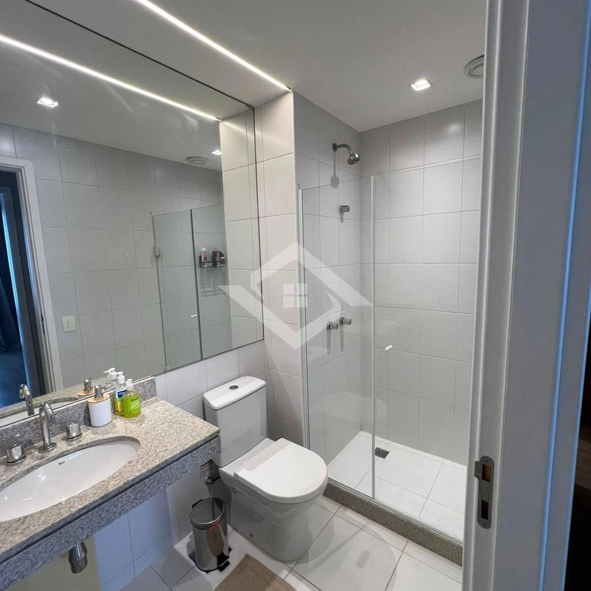 Furnished 2-bedroom apartment with glassed balcony — photo 16