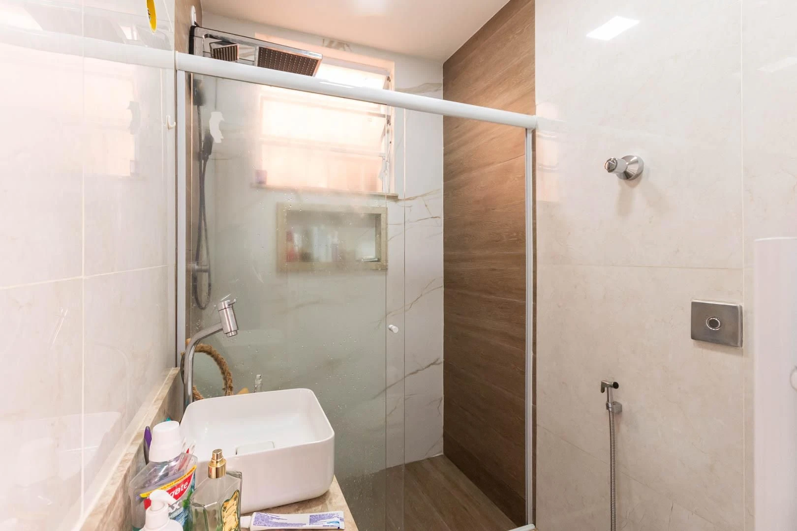 One-bedroom apartment with a washing machine — photo 16