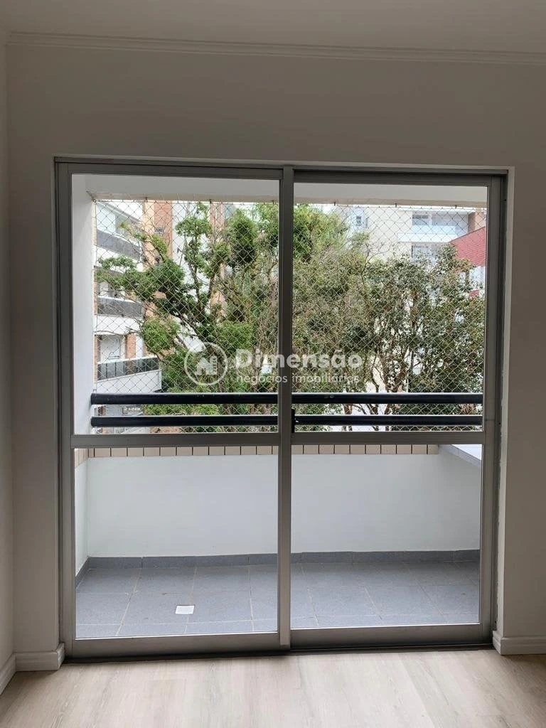 3-bedroom apartment with separate kitchen and balcony