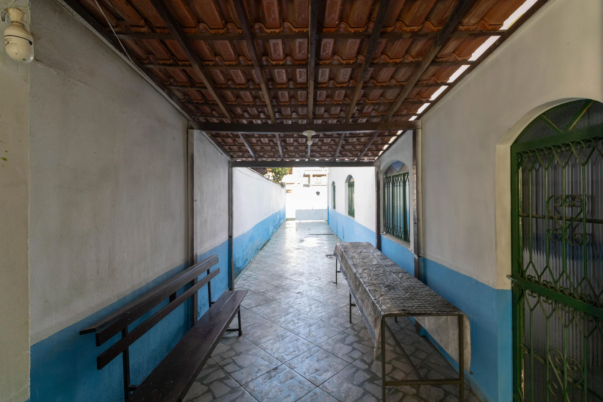 Casa sem mobília com 2 quartos, 2 banheiros e 2 vagas