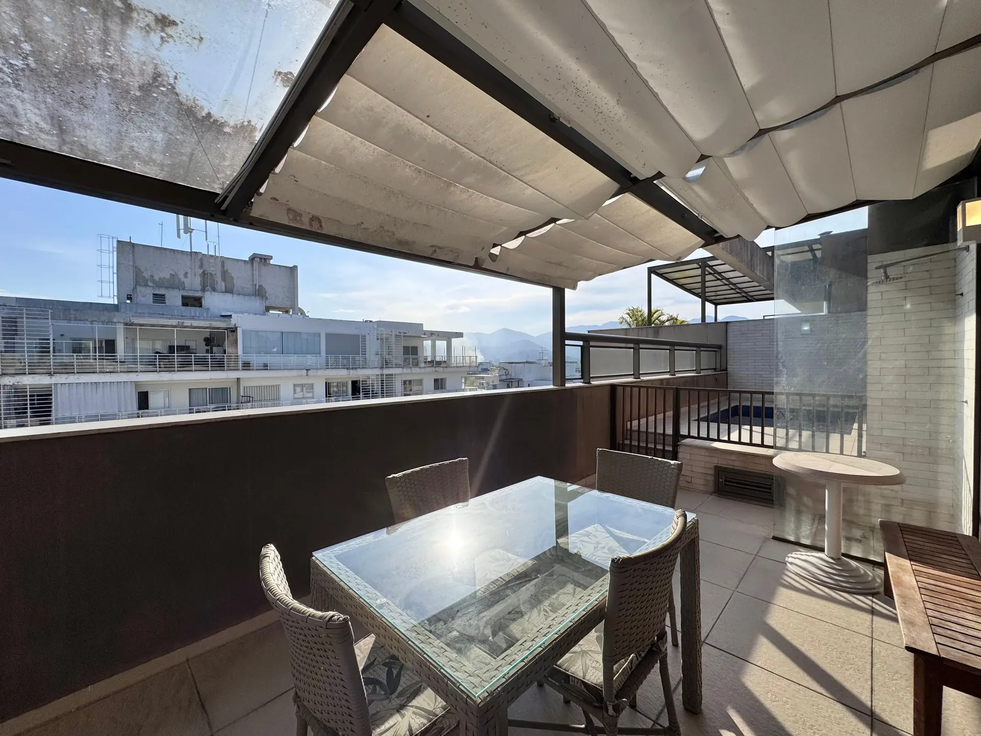 4-bedroom apartment with a glass-enclosed balcony — photo 32