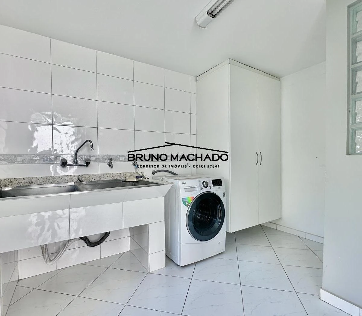 3-bedroom house with a walk-in closet in Curitiba — photo 38