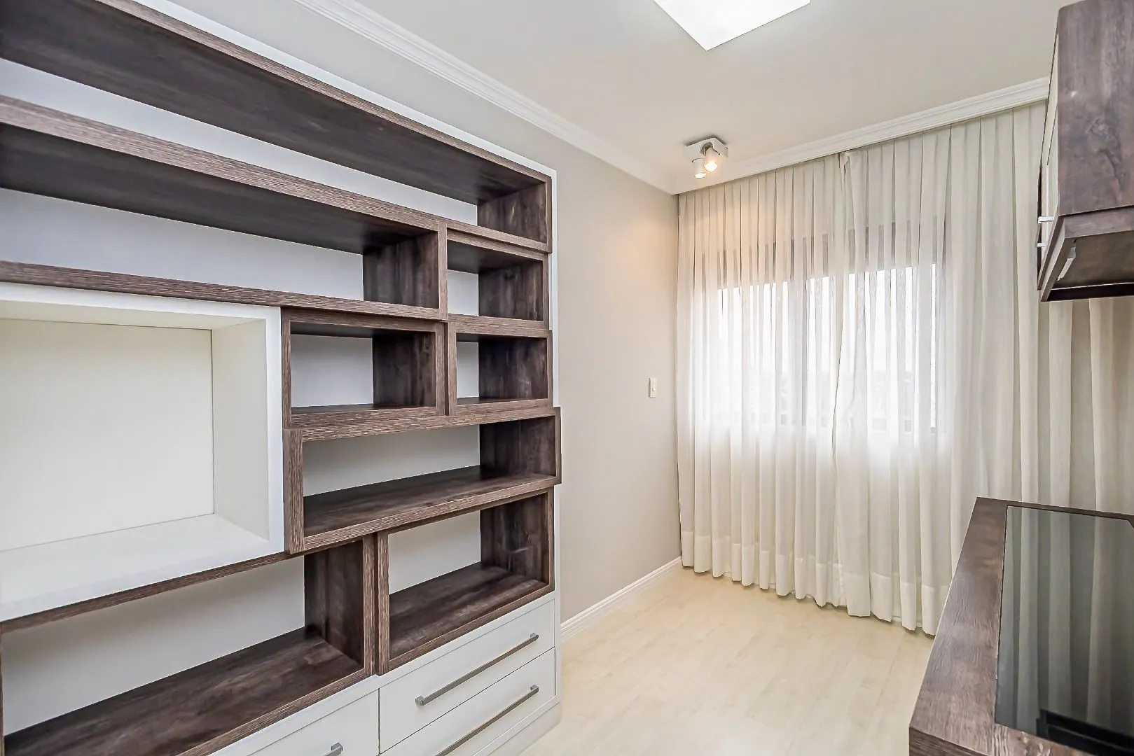 119 m² apartment with floor-to-ceiling windows and a bathtub — photo 31