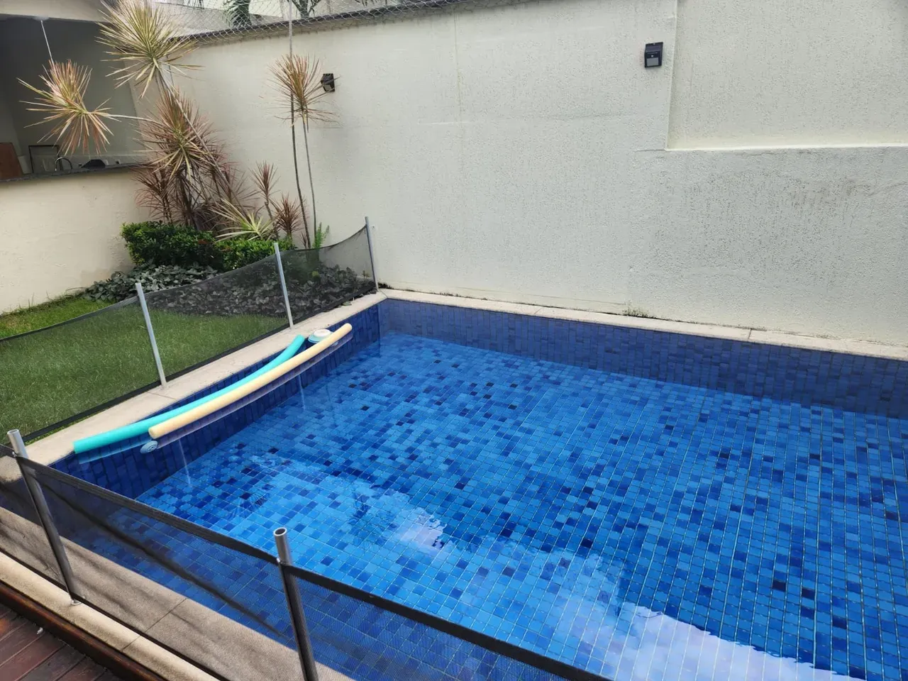 Balcony with a grill in a 5-bedroom house, 220 m² — photo 9