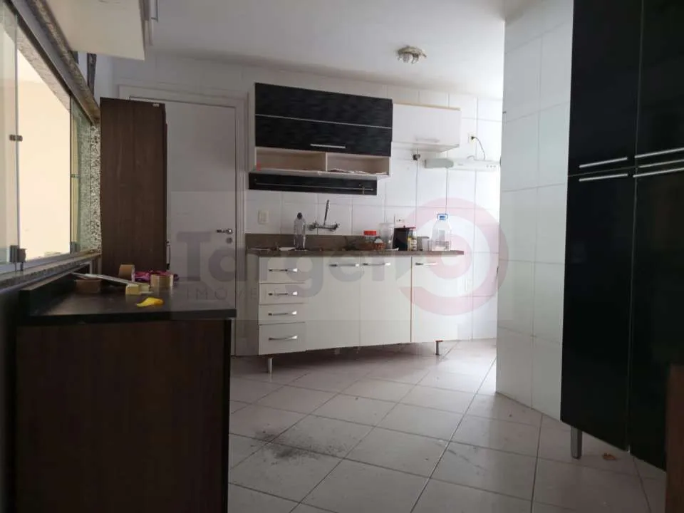 Home office in a 4-bedroom apartment, 230 m² — photo 35