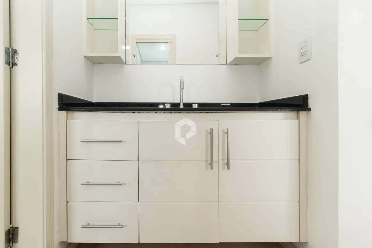 Furnished 1-bedroom apartment with a private BBQ — photo 14