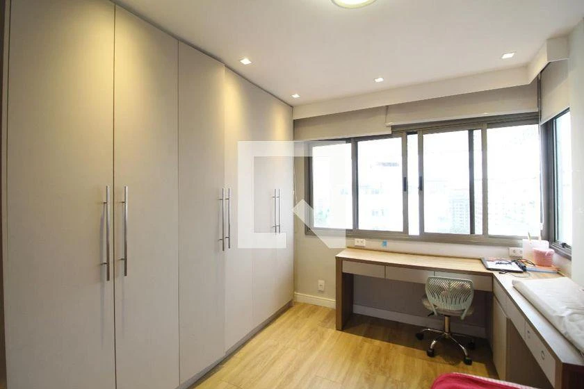 Furnished 4-bedroom apartment with 245 m² and glass balcony — photo 23