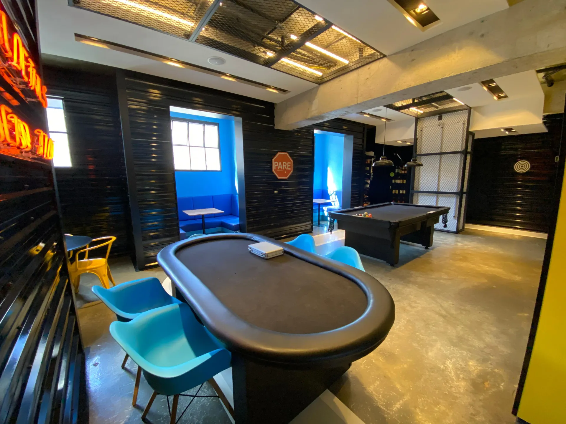 Studio in a building with a coworking space — photo 17
