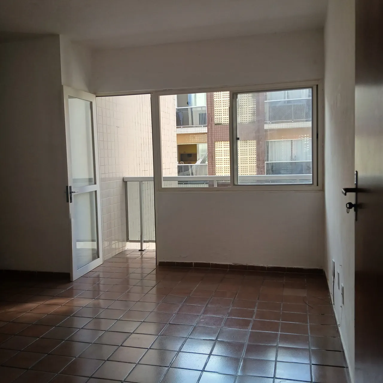 Unfurnished 3-bedroom apartment with a balcony — photo 5