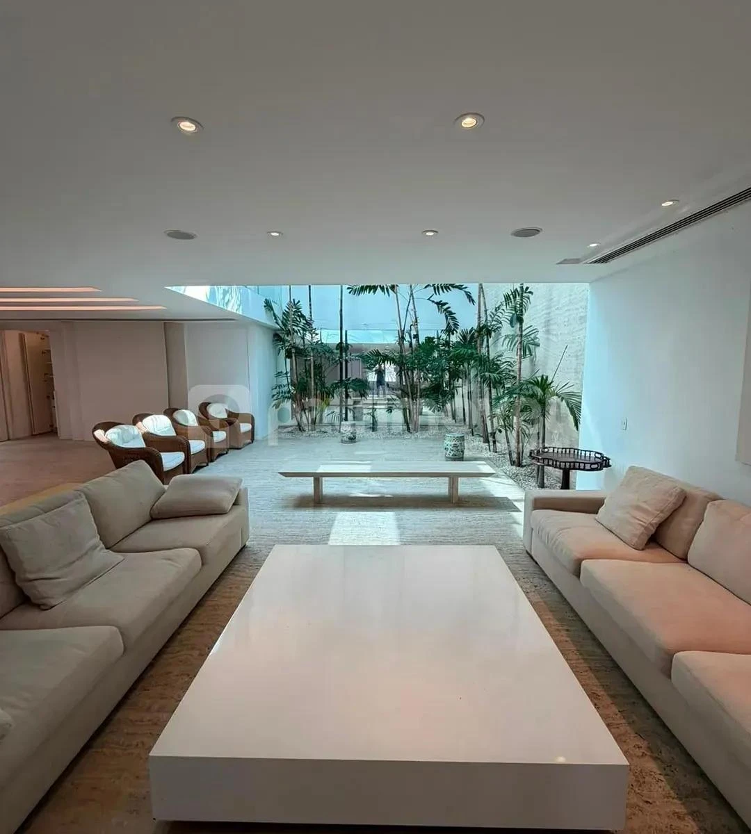4-bedroom house with floor-to-ceiling windows — photo 3