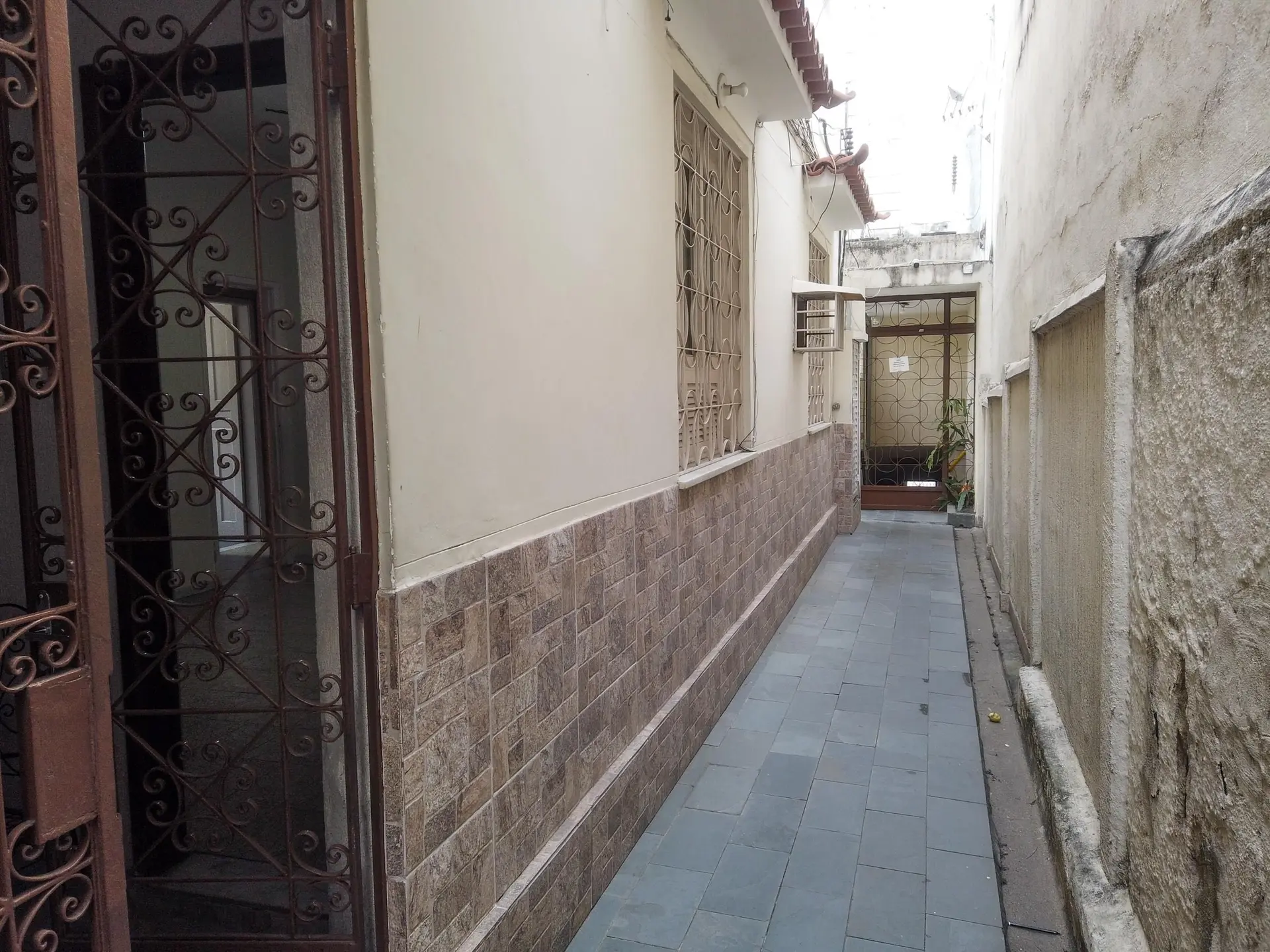 2-bedroom apartment with 2 bathrooms and no parking